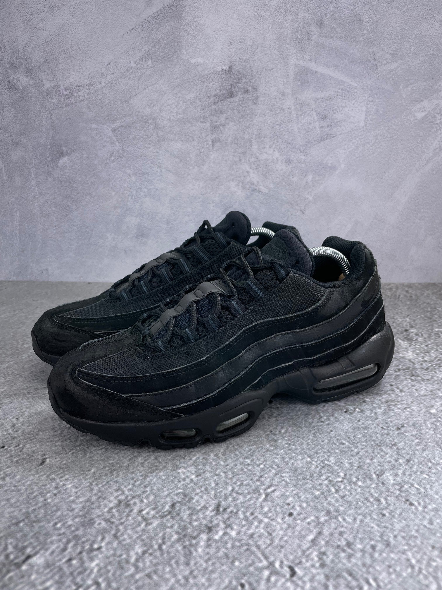 Nike Air Max 95 Triple Black - buty sportowe, widok z boku na tle studyjnym