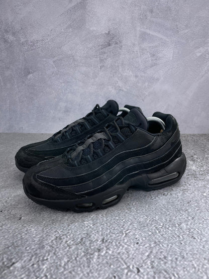 Nike Air Max 95 Triple Black - buty sportowe, widok z boku na tle studyjnym