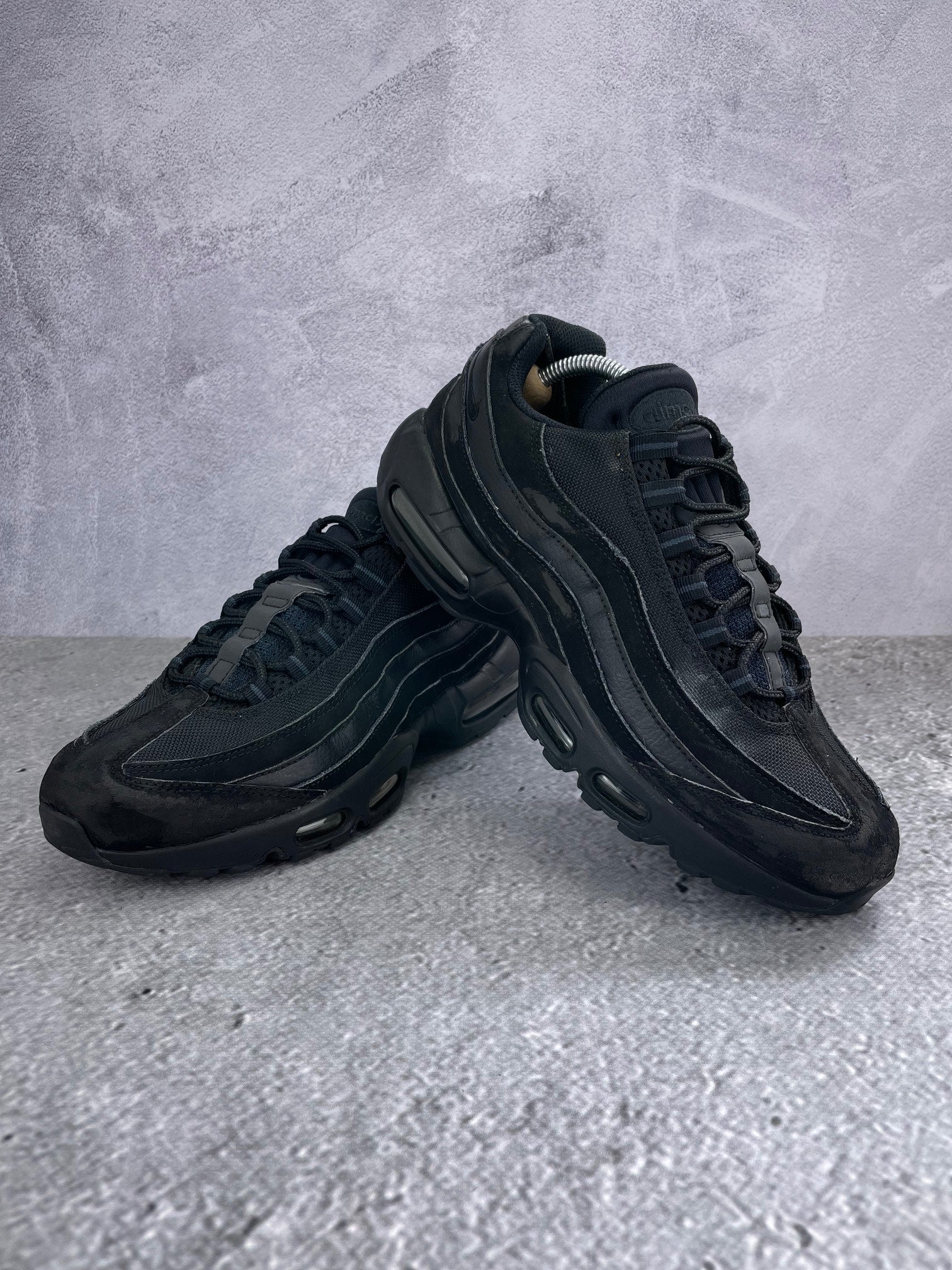 Nike Air Max 95 Triple Black - buty sportowe, para butów, widok z boku na tle studyjnym