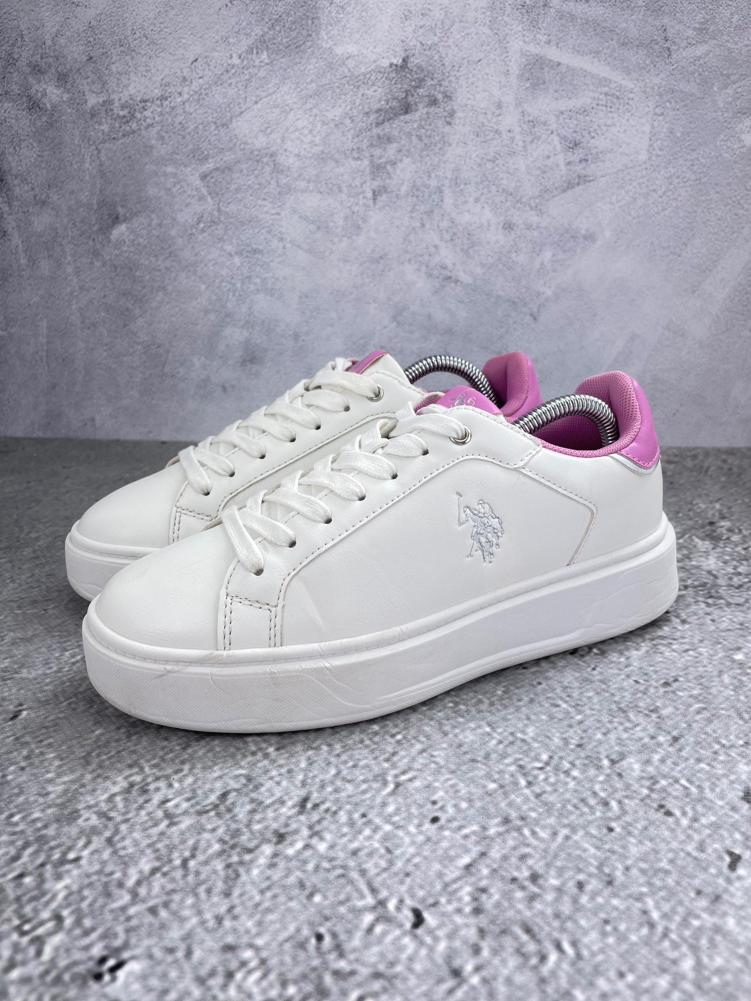 U.S. Polo Assn. YVONNE YVONNE001W/5Y2 - buty sportowe, widok z boku na tle studyjnym
