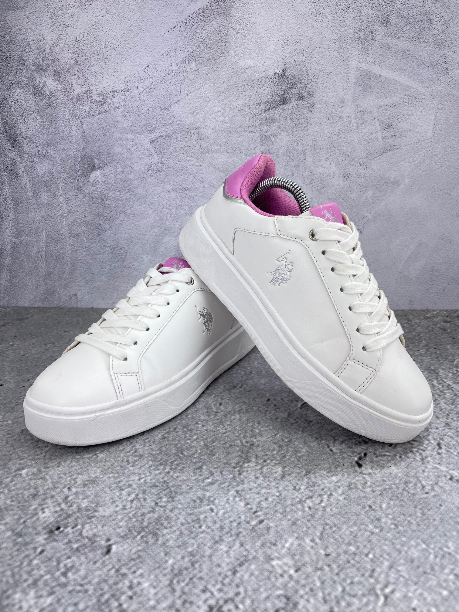 U.S. Polo Assn. YVONNE YVONNE001W/5Y2 - buty sportowe, para butów, widok z boku na tle studyjnym
