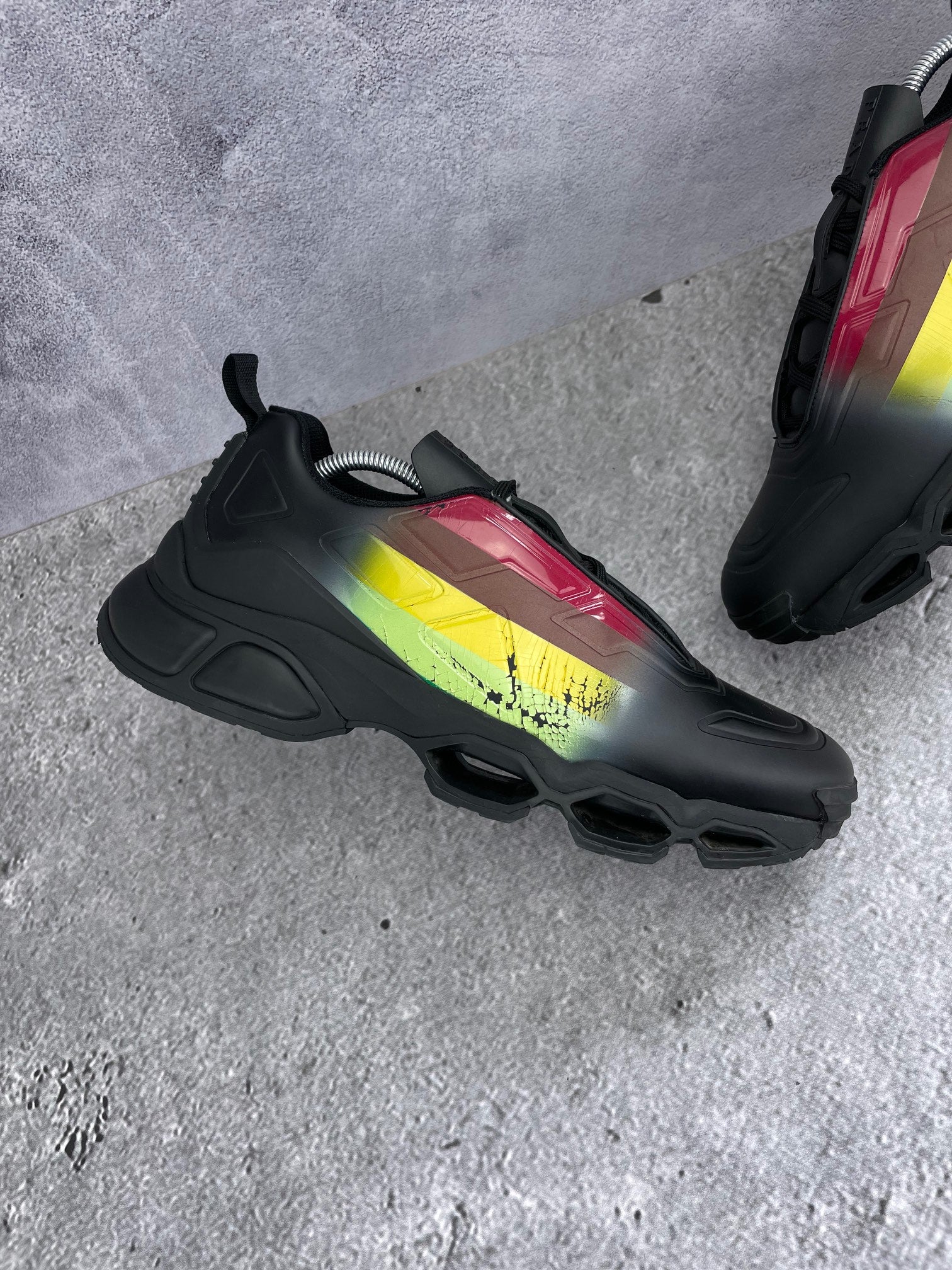 Prada Collision Cross 4E3595 - buty sportowe, zewnętrzny panel lewego buta