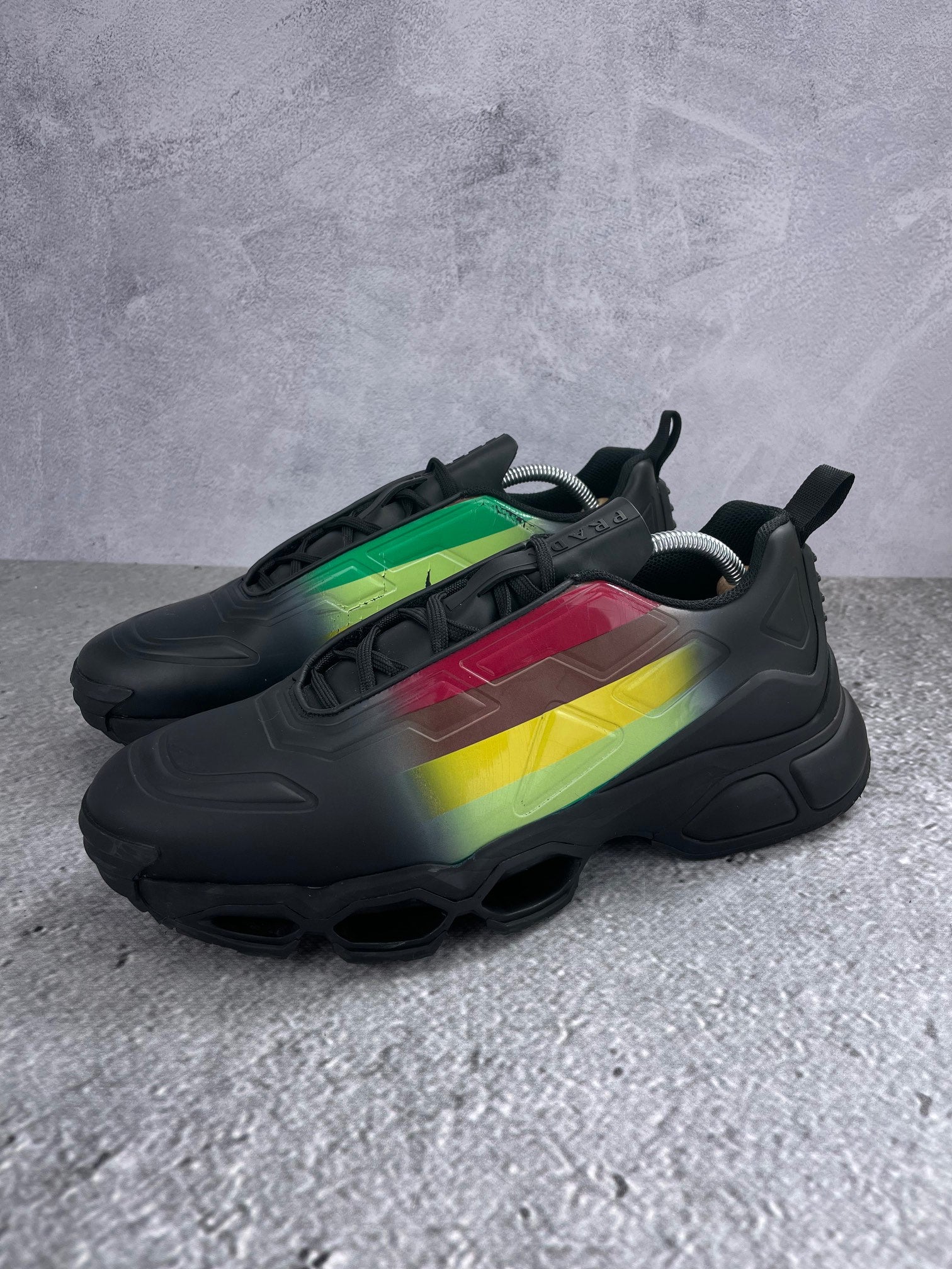 Prada Collision Cross 4E3595 - buty sportowe, widok z boku na tle studyjnym
