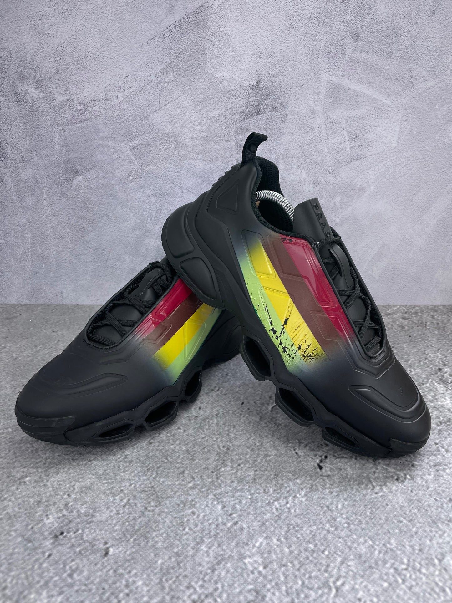 Prada Collision Cross 4E3595 - buty sportowe, para butów, widok z boku na tle studyjnym