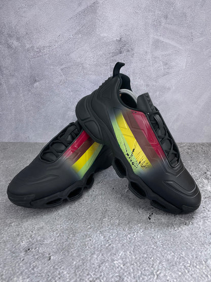 Prada Collision Cross 4E3595 - buty sportowe, para butów, widok z boku na tle studyjnym