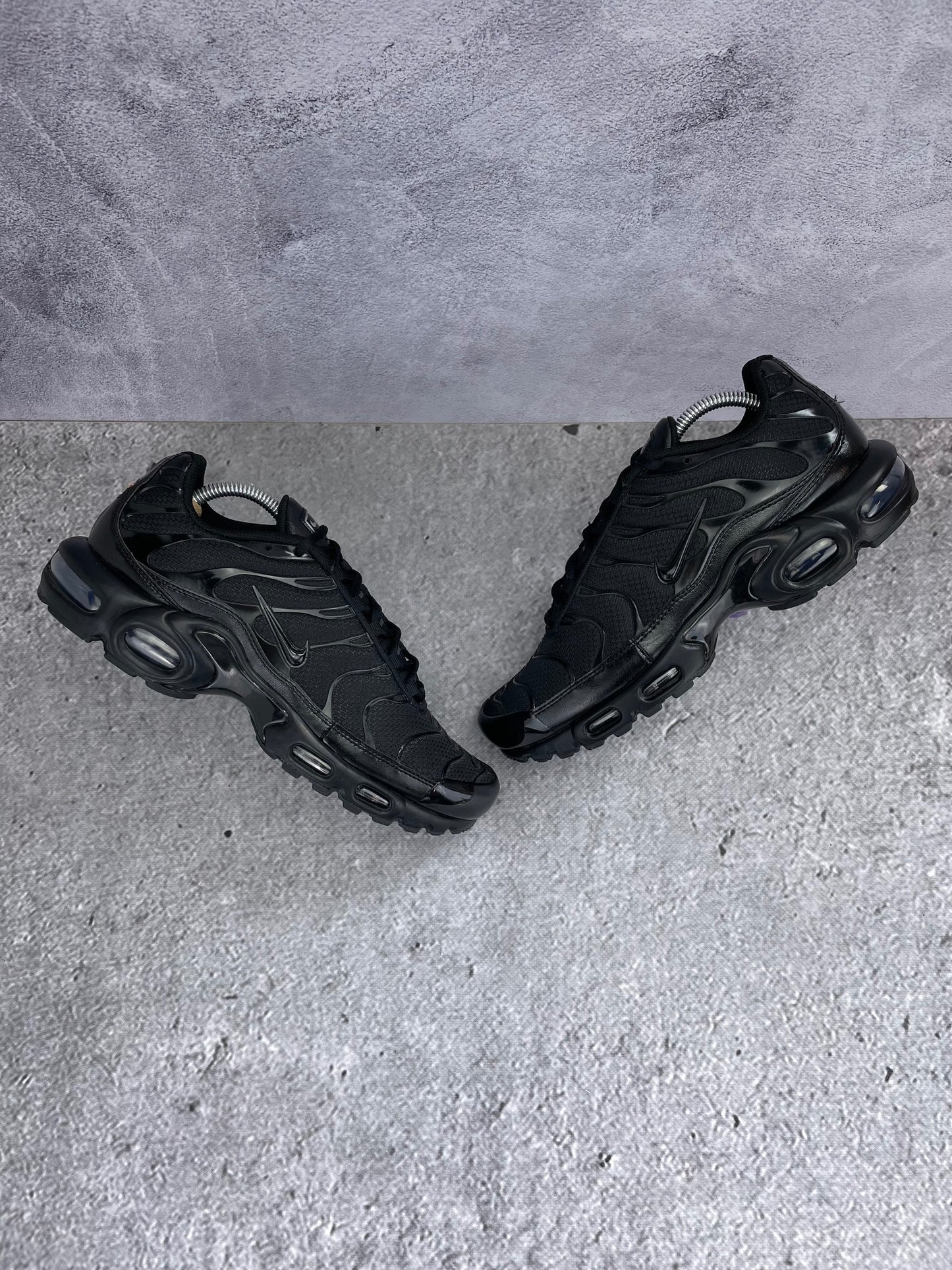 Nike Air Max Plus Triple Black - buty sportowe, widok z góry na zewnętrzną stronę butów