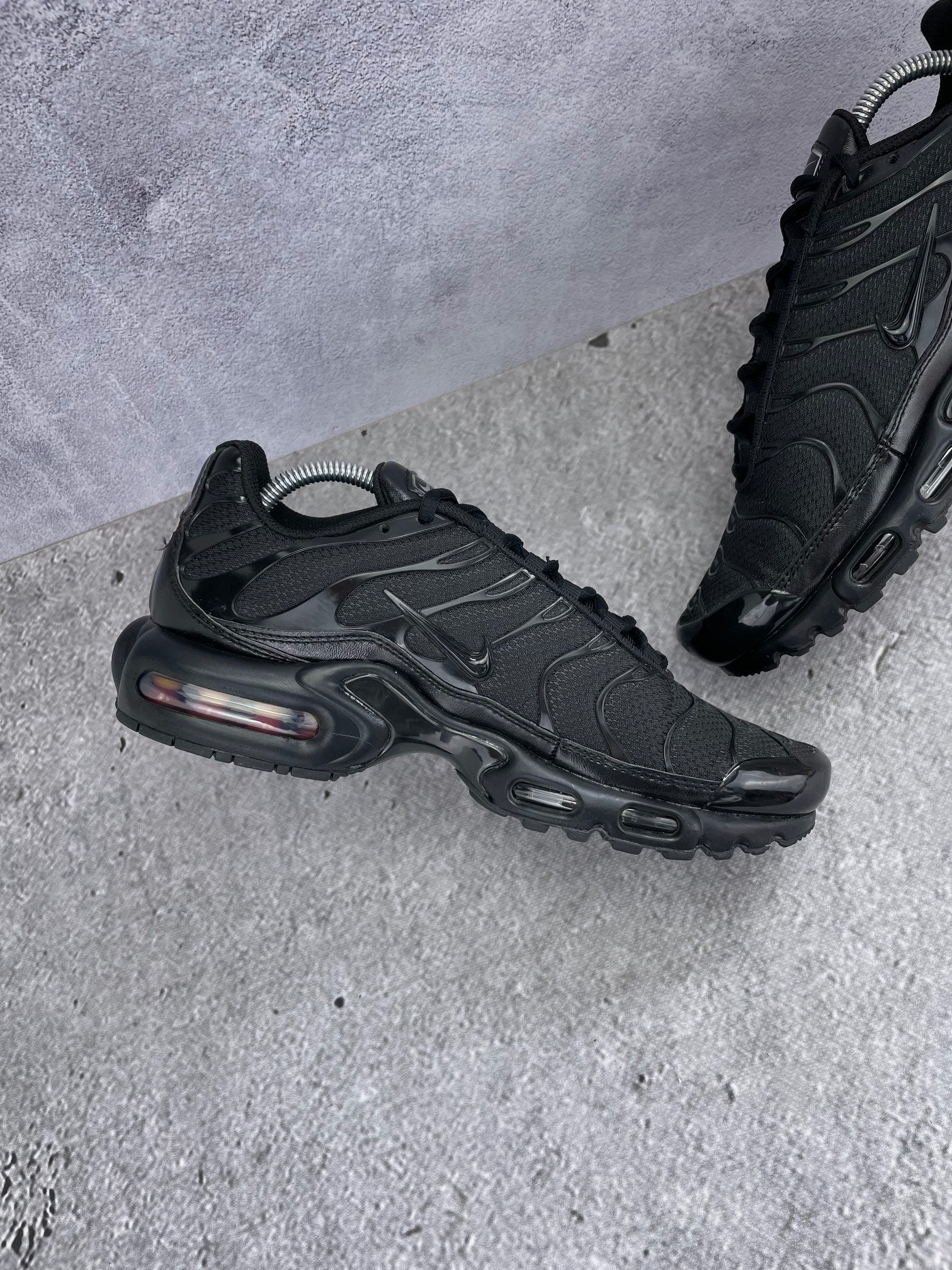 Nike Air Max Plus Triple Black - buty sportowe, wewnętrzny panel lewego buta