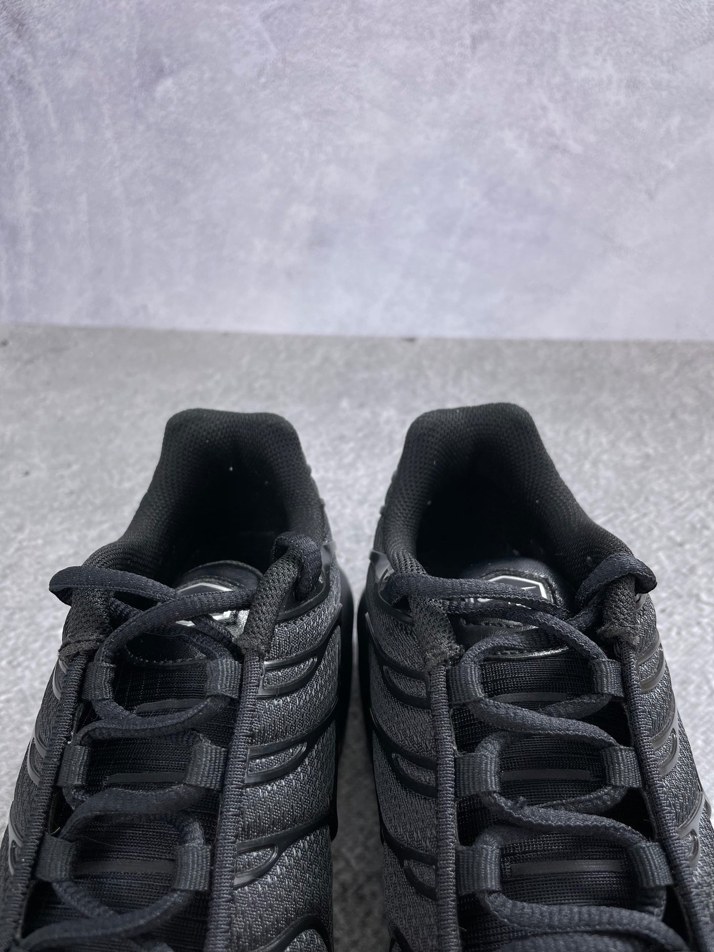 Nike Air Max Plus Triple Black - buty sportowe, zapiętki butów