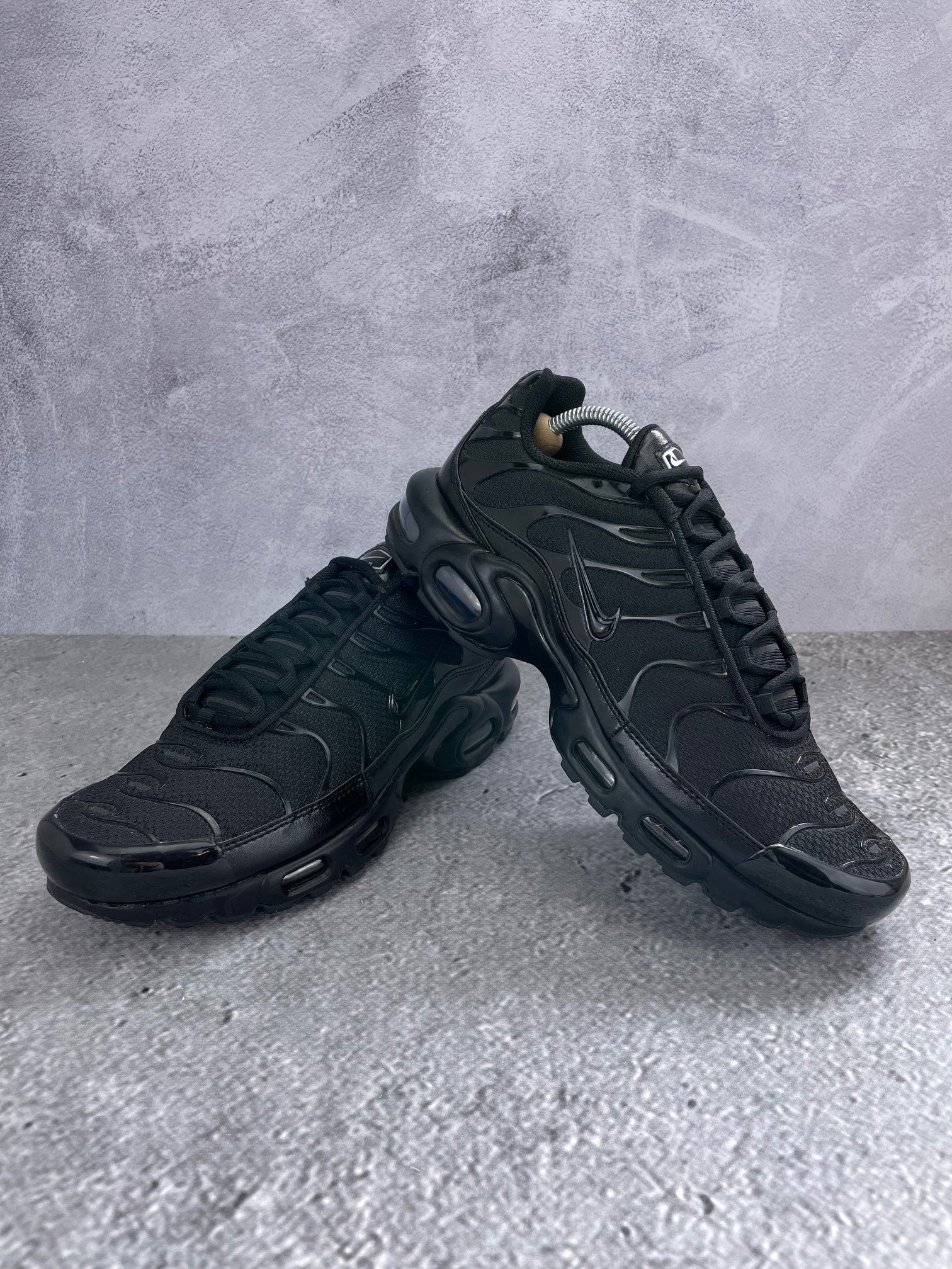Nike Air Max Plus Triple Black - buty sportowe, para butów, widok z boku na tle studyjnym