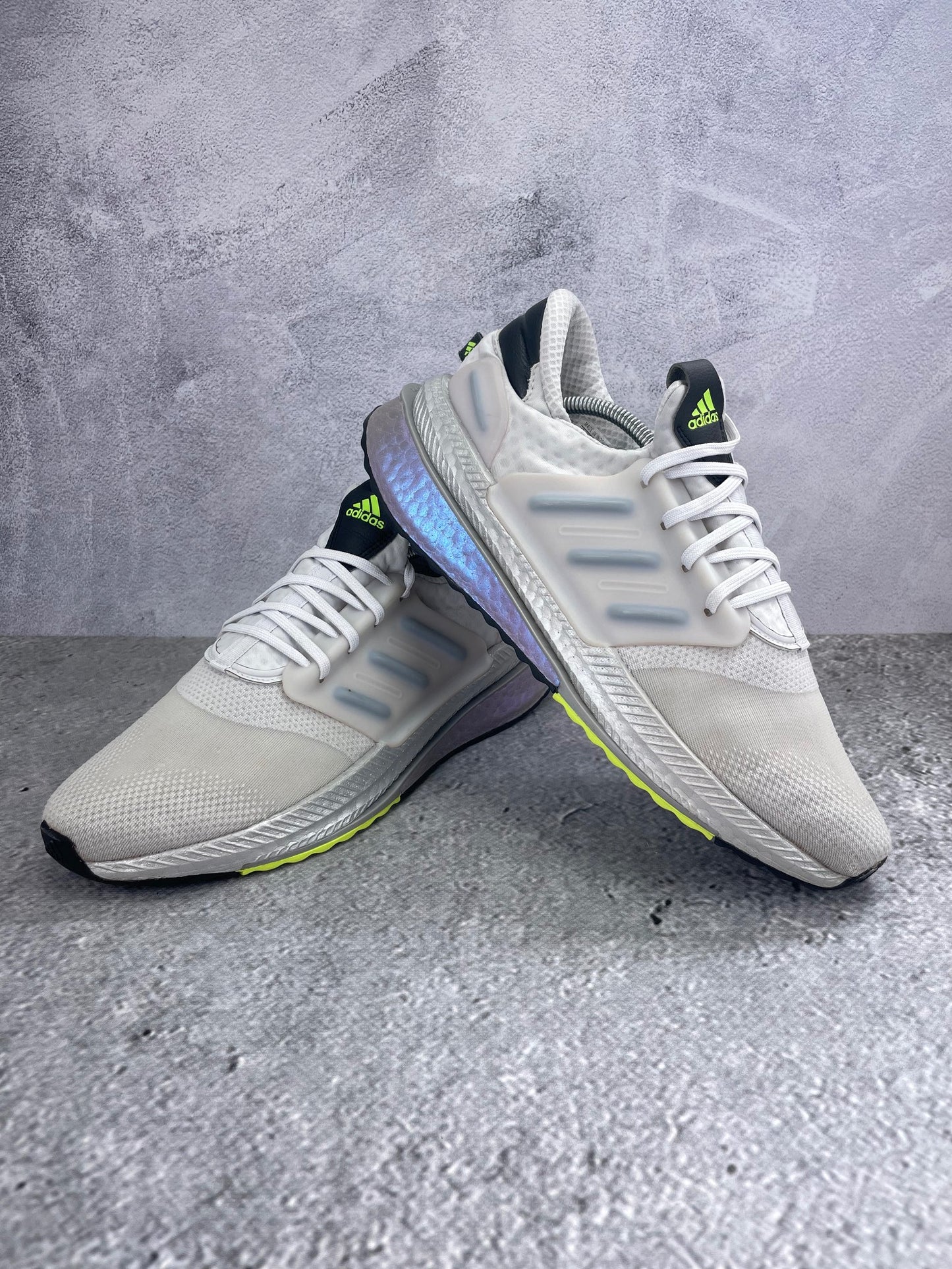 Adidas X_PLRBOOST ID9596 - buty sportowe, para butów, widok z boku na tle studyjnym