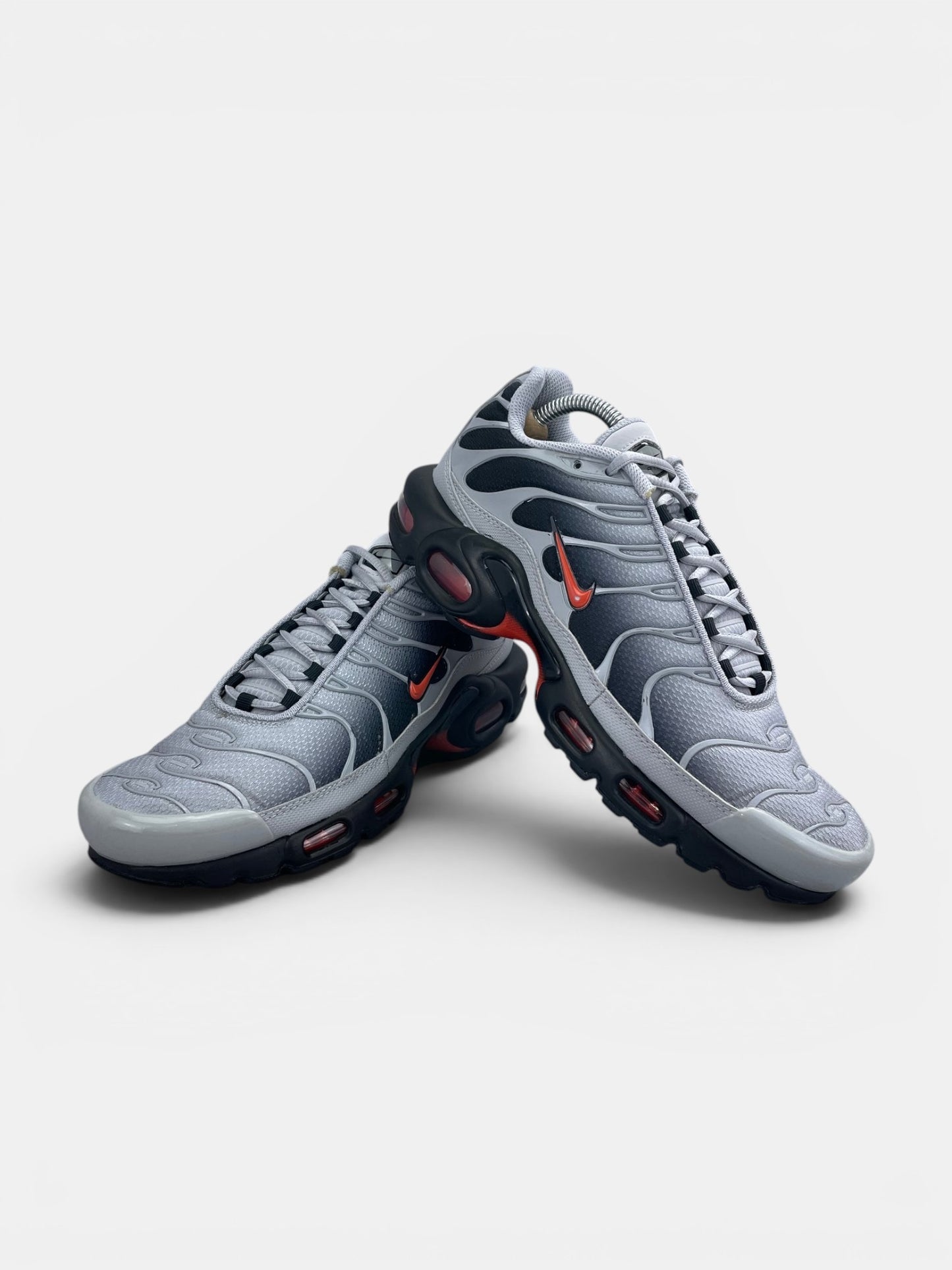 Nike Air Max Plus Wolf Grey Picante Red - buty sportowe, boczny profil
