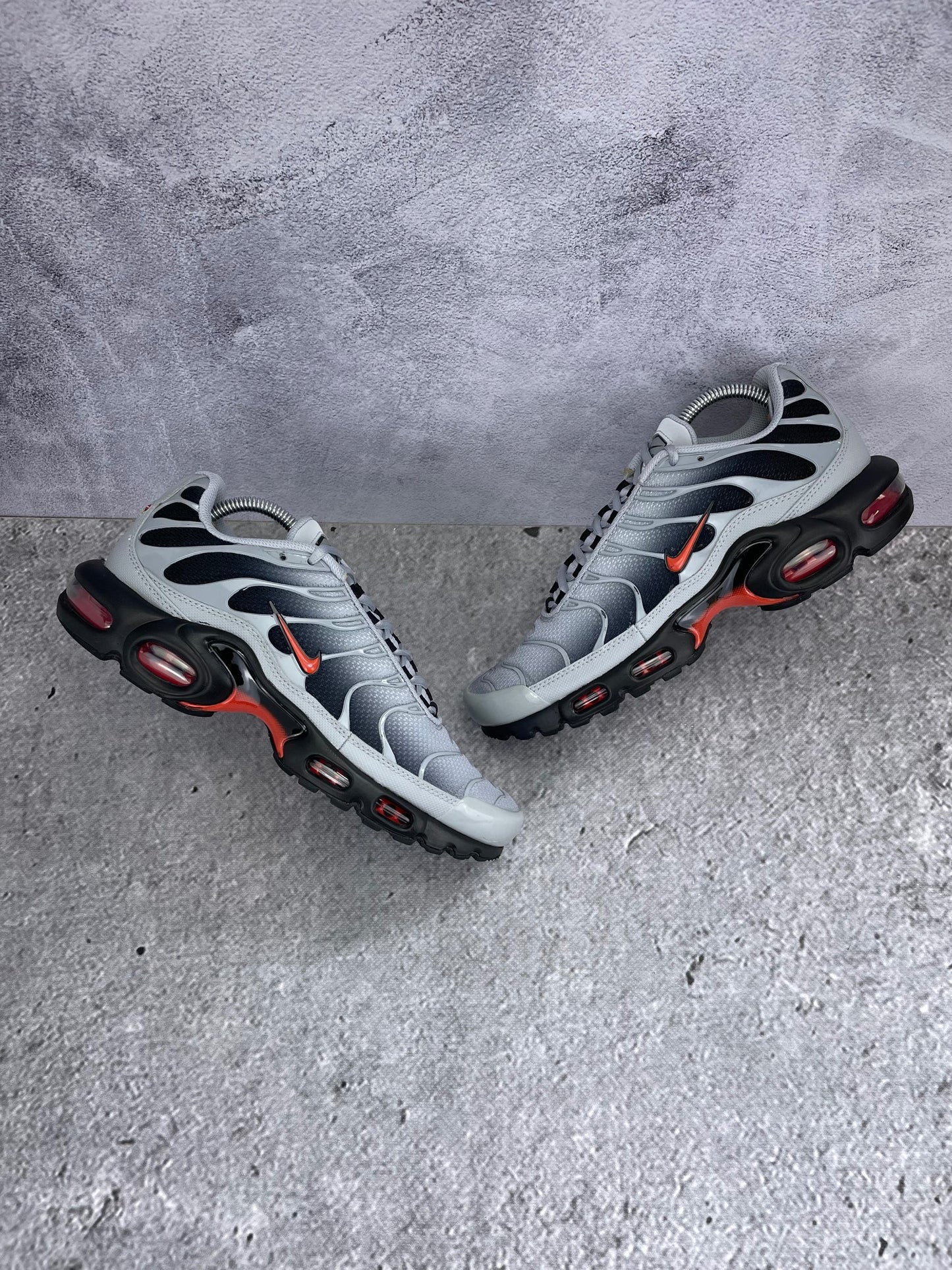 Nike Air Max Plus Wolf Grey Picante Red - buty sportowe, widok z góry na zewnętrzną stronę butów