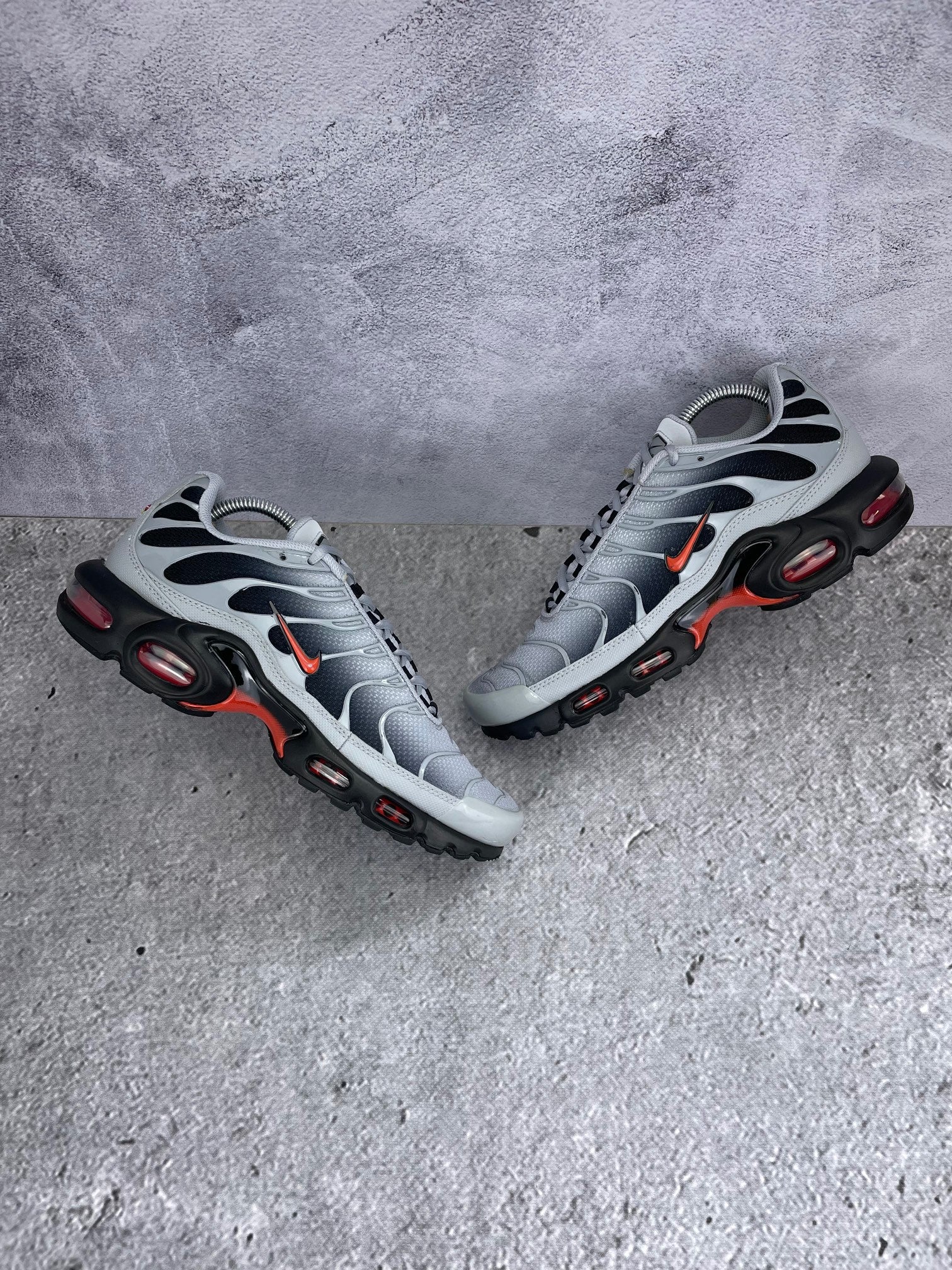 Nike Air Max Plus Wolf Grey Picante Red - buty sportowe, widok z góry na zewnętrzną stronę butów