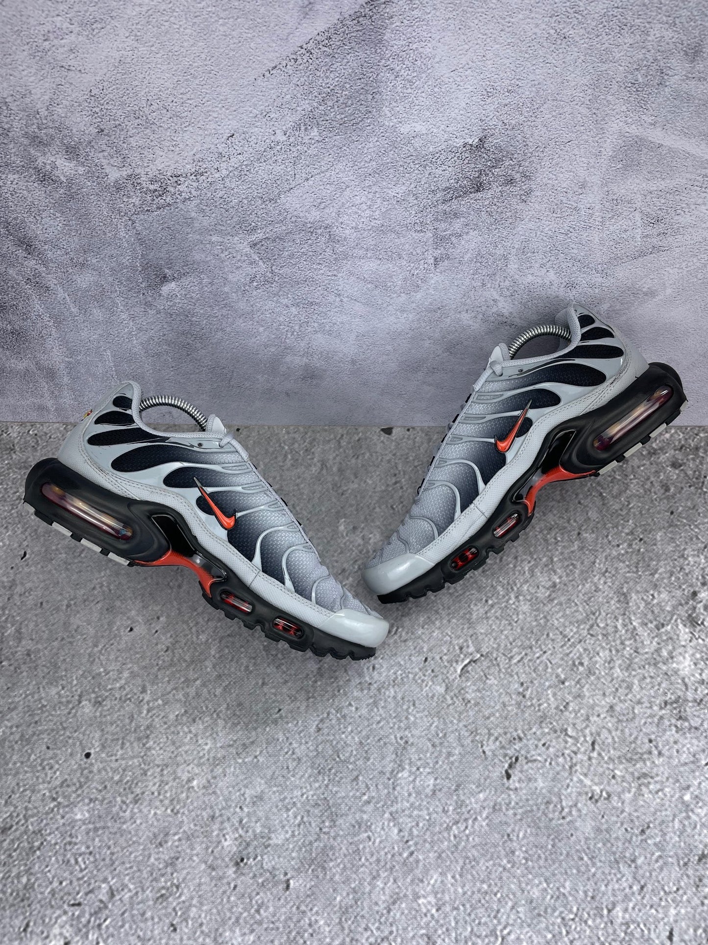 Nike Air Max Plus Wolf Grey Picante Red - buty sportowe, zewnętrzny panel prawego buta