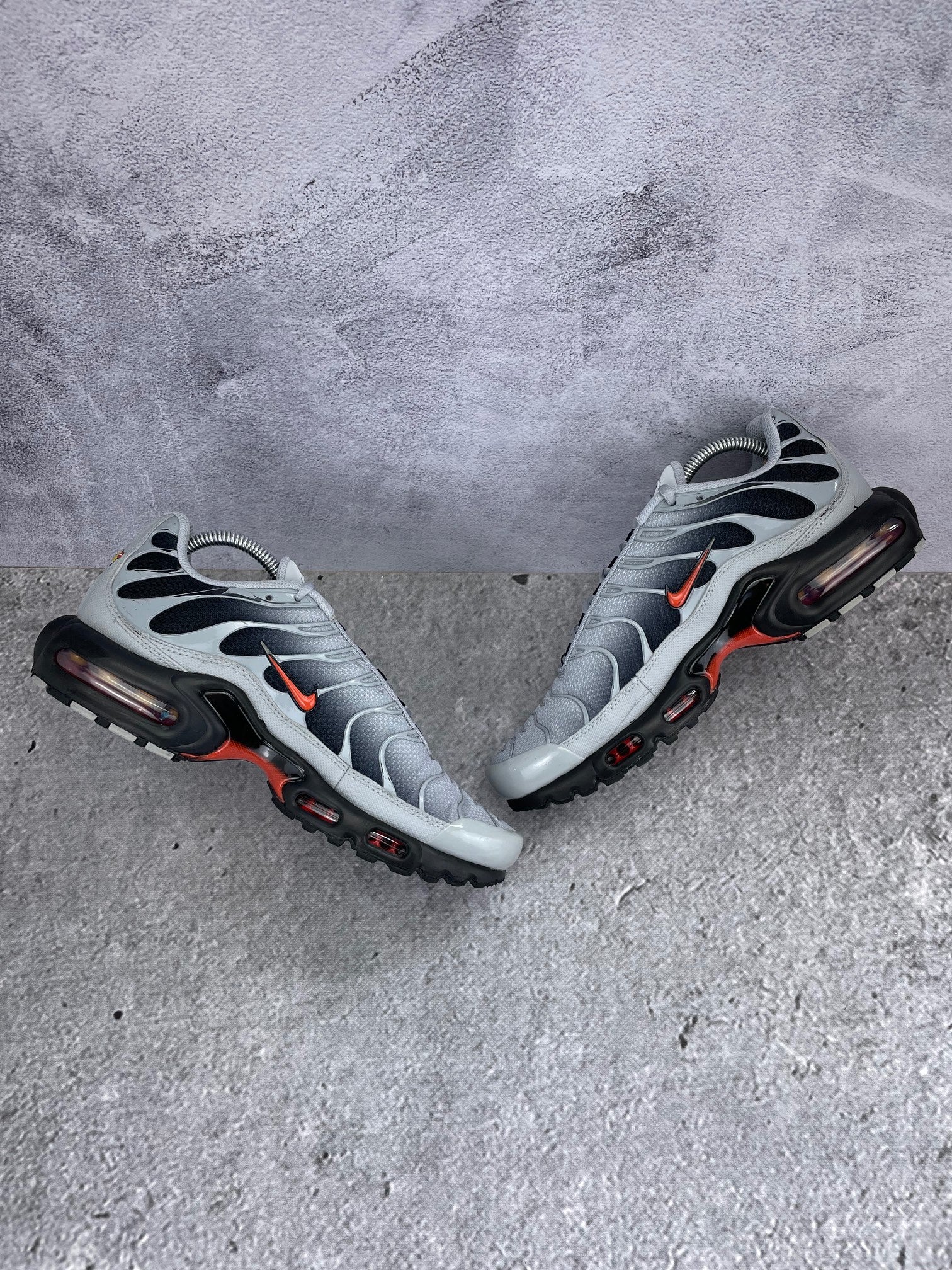 Nike Air Max Plus Wolf Grey Picante Red - buty sportowe, zewnętrzny panel prawego buta