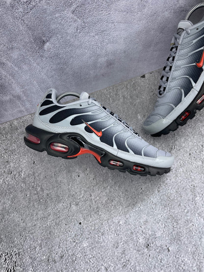 Nike Air Max Plus Wolf Grey Picante Red - buty sportowe, zewnętrzny panel lewego buta