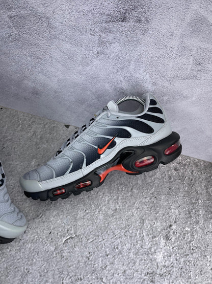 Nike Air Max Plus Wolf Grey Picante Red - buty sportowe, widok z góry na wewnętrzną stronę butów