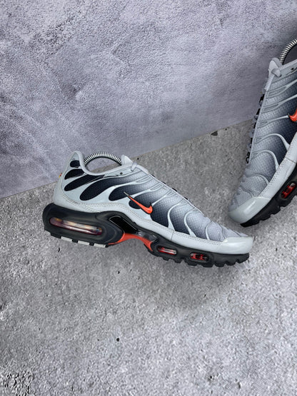 Nike Air Max Plus Wolf Grey Picante Red - buty sportowe, wewnętrzny panel lewego buta