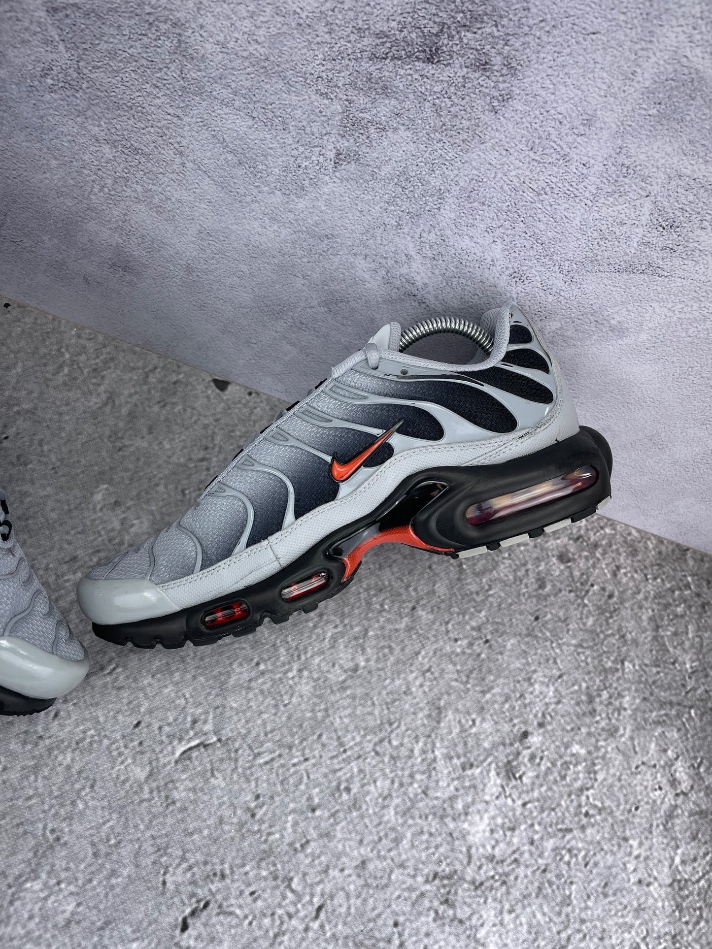 Nike Air Max Plus Wolf Grey Picante Red - buty sportowe, wewnętrzny panel prawego buta