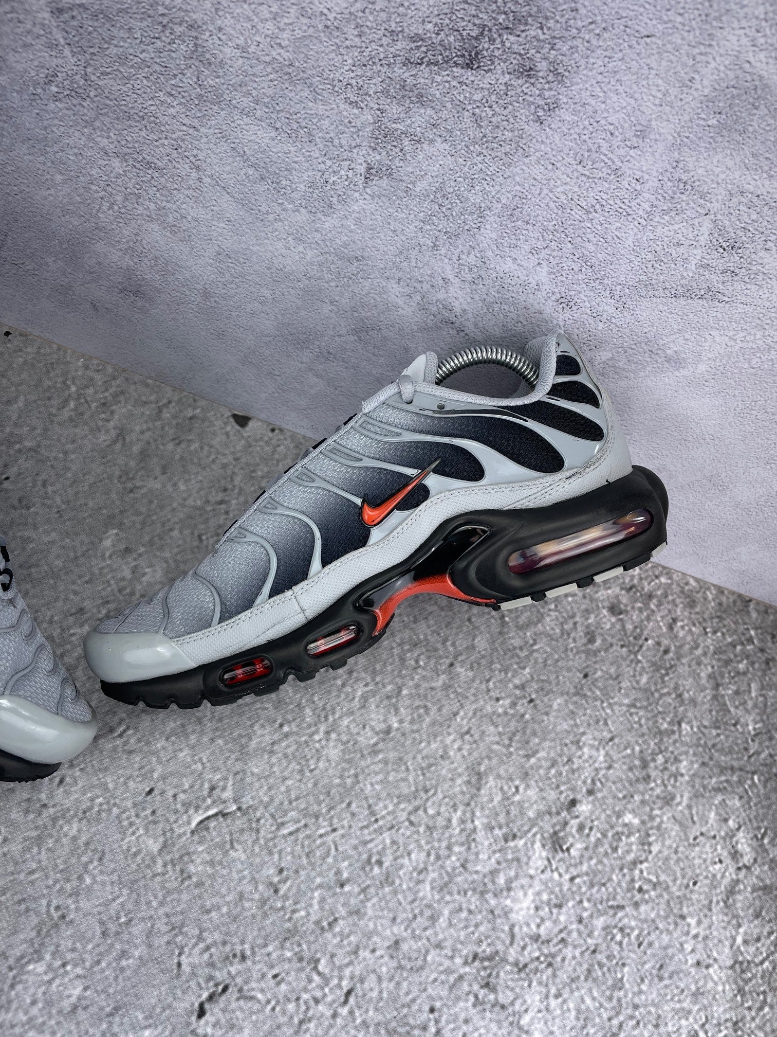 Nike Air Max Plus Wolf Grey Picante Red - buty sportowe, wewnętrzny panel prawego buta