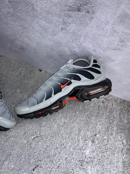 Nike Air Max Plus Wolf Grey Picante Red - buty sportowe, wewnętrzny panel prawego buta