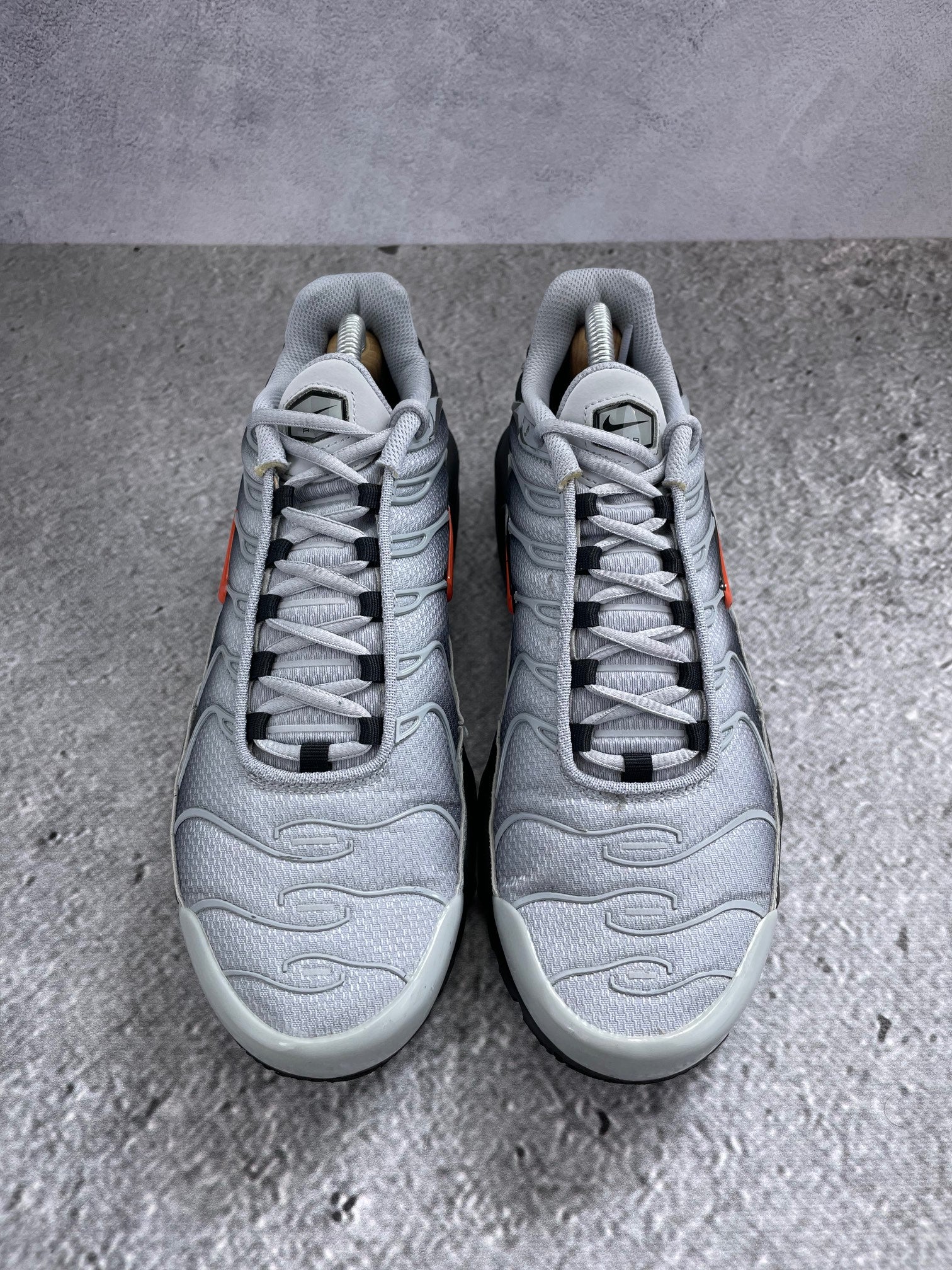 Nike Air Max Plus Wolf Grey Picante Red - buty sportowe, widok z góry