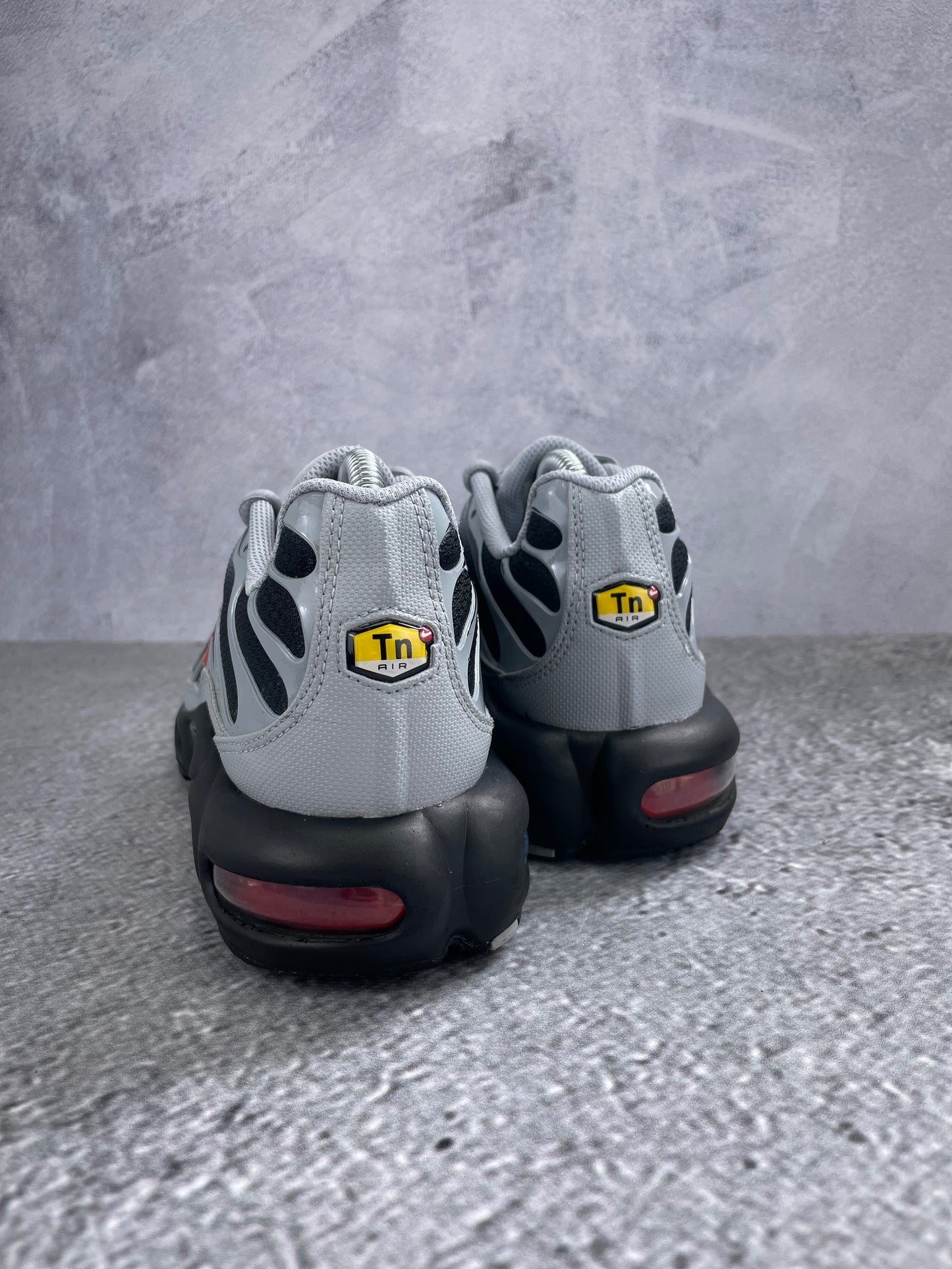 Nike Air Max Plus Wolf Grey Picante Red - buty sportowe, widok z tyłu
