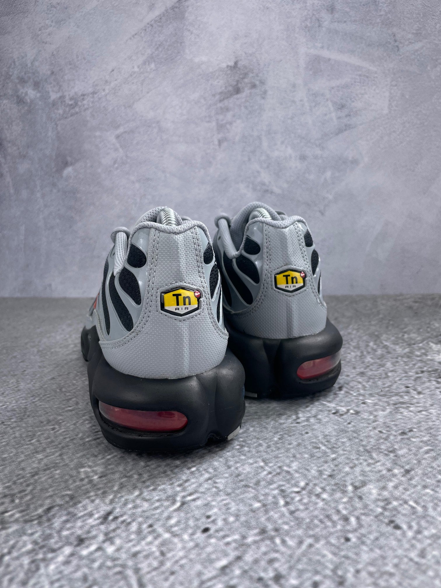 Nike Air Max Plus Wolf Grey Picante Red - buty sportowe, widok z tyłu