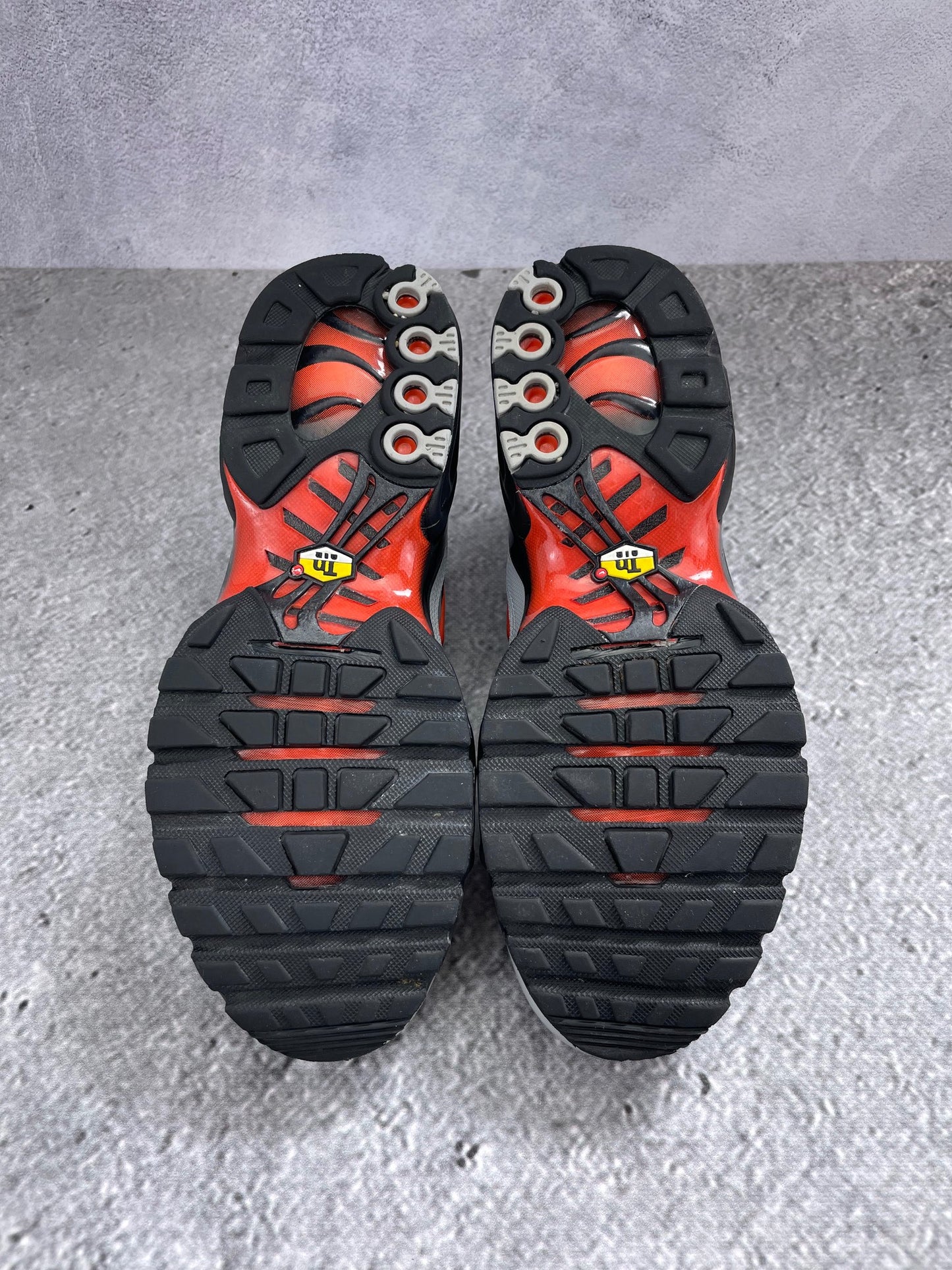 Nike Air Max Plus Wolf Grey Picante Red - buty sportowe, podeszwa
