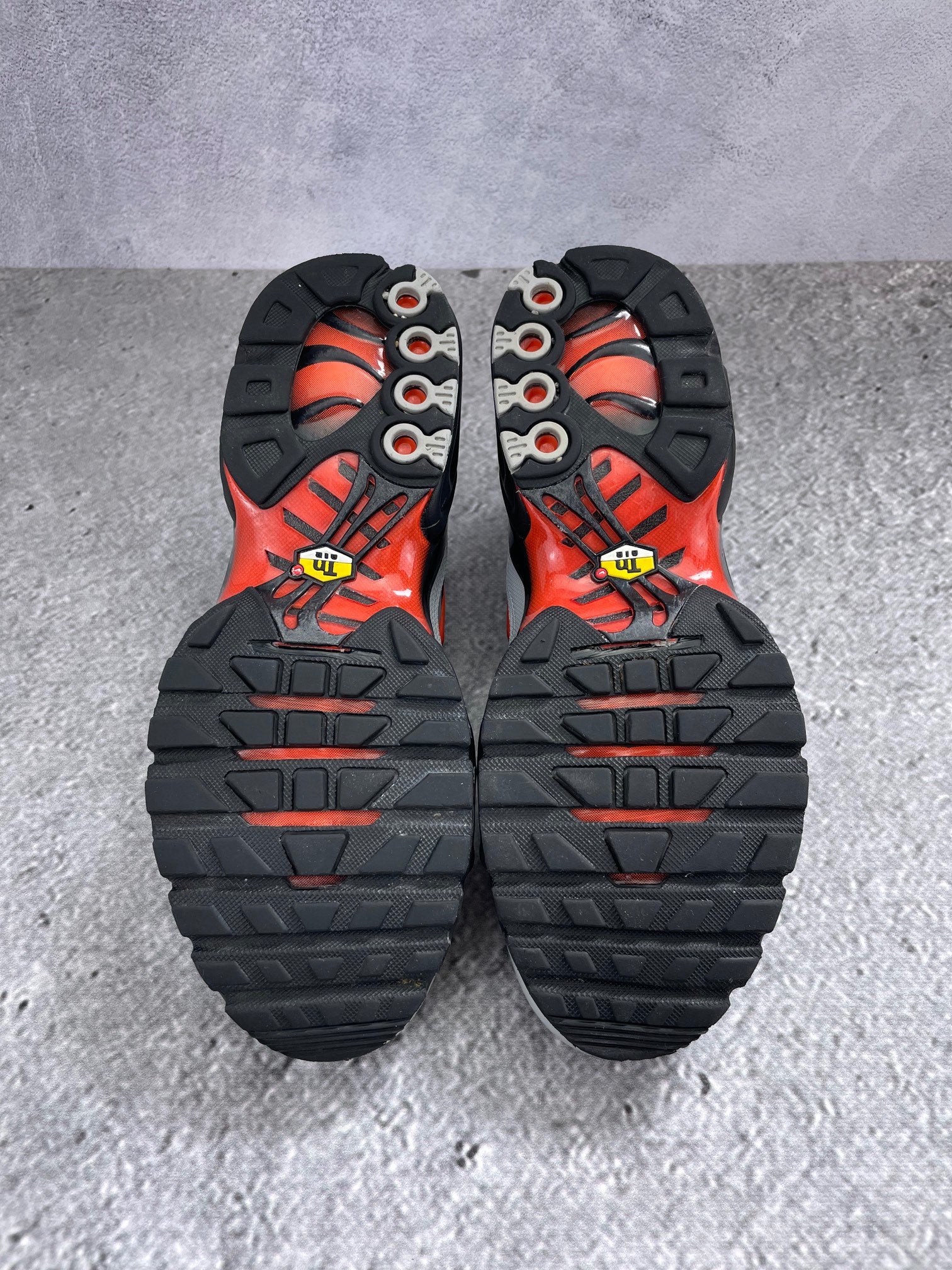 Nike Air Max Plus Wolf Grey Picante Red - buty sportowe, podeszwa