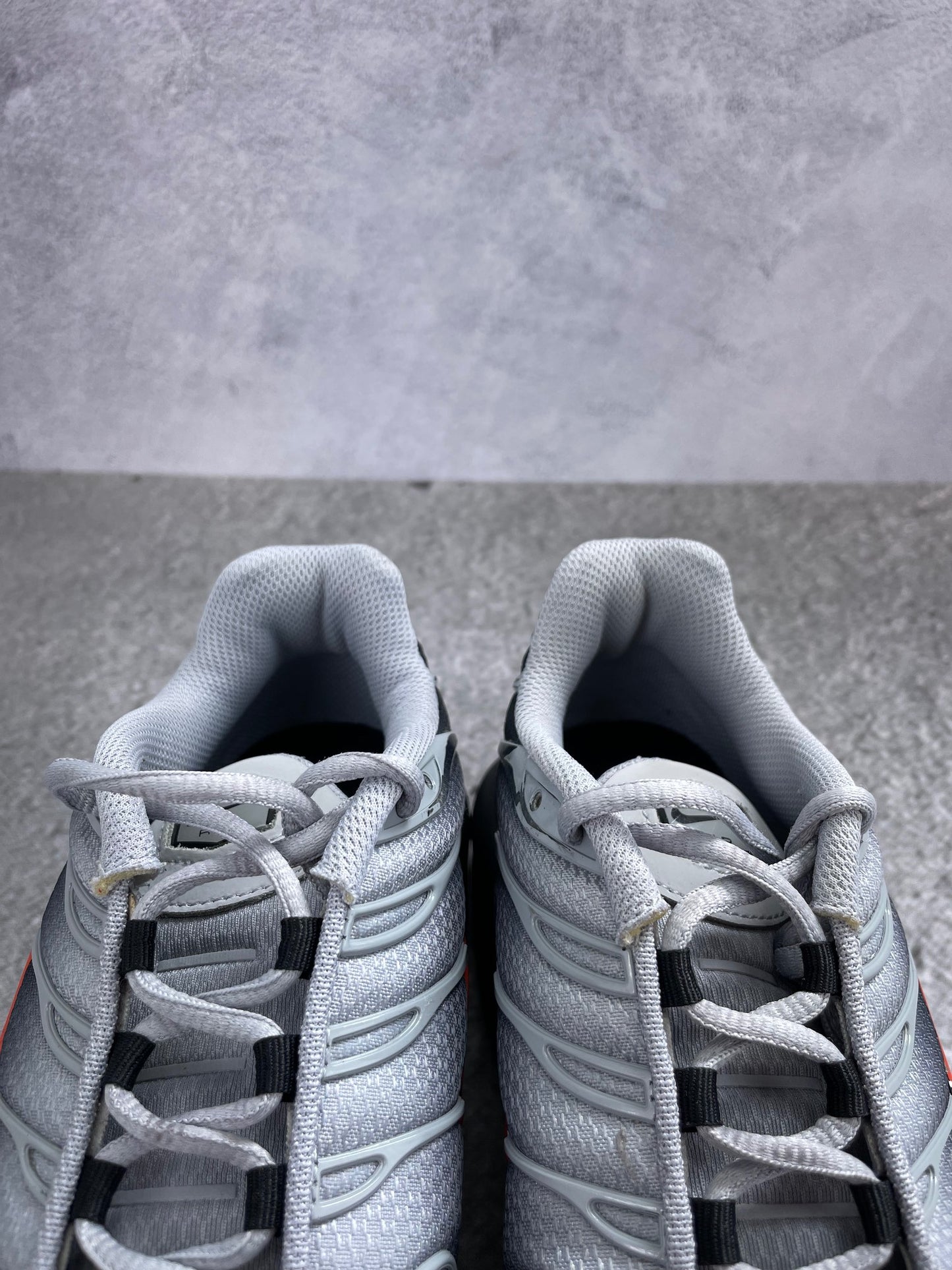 Nike Air Max Plus Wolf Grey Picante Red - buty sportowe, zapiętki butów