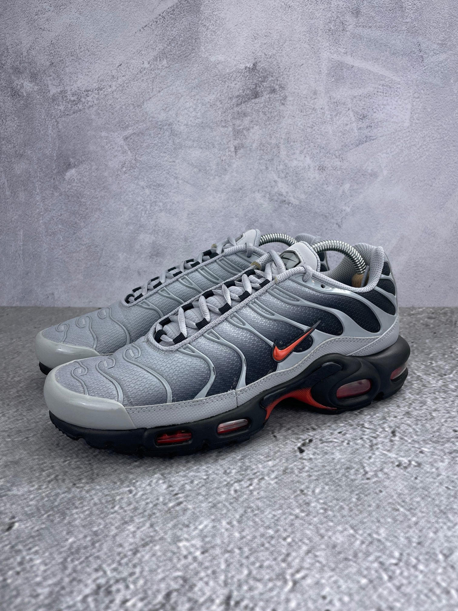 Nike Air Max Plus Wolf Grey Picante Red - buty sportowe, widok z boku na tle studyjnym