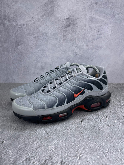 Nike Air Max Plus Wolf Grey Picante Red - buty sportowe, widok z boku na tle studyjnym