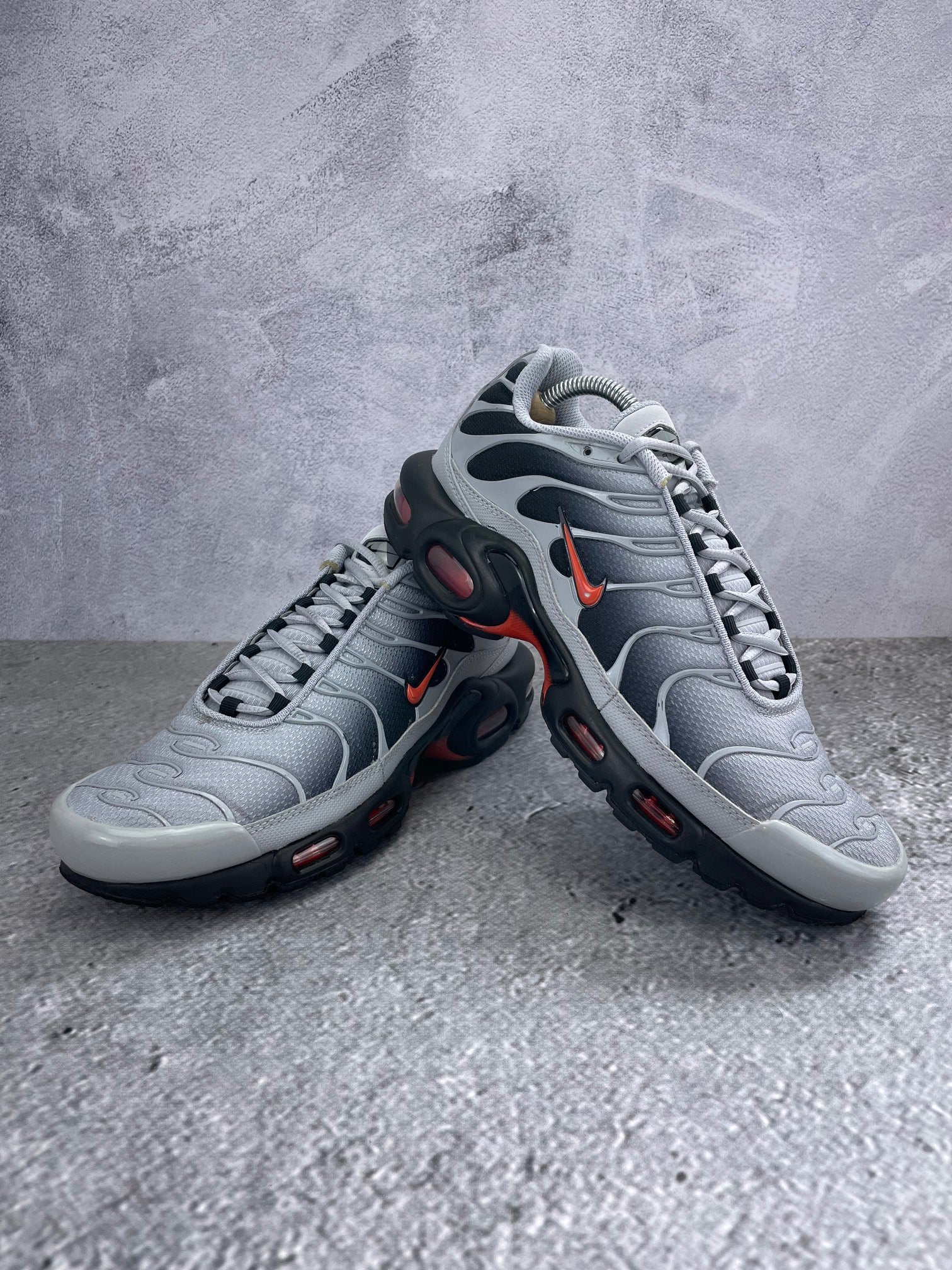 Nike Air Max Plus Wolf Grey Picante Red - buty sportowe, para butów, widok z boku na tle studyjnym