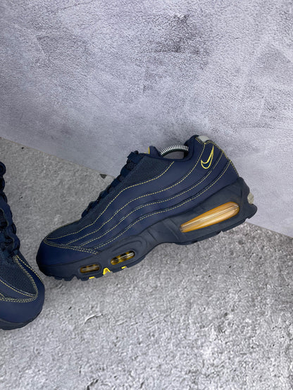 Nike Air Max 95 Michigan - buty sportowe, widok z góry na wewnętrzną stronę butów
