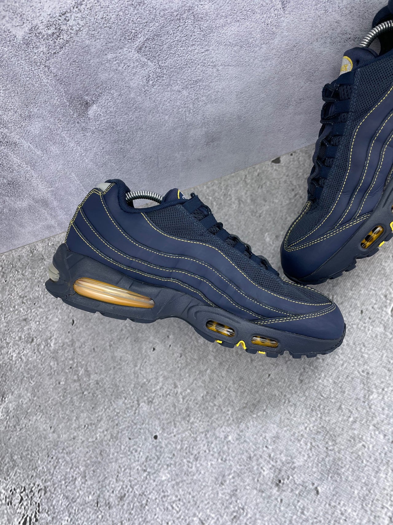 Nike Air Max 95 Michigan - buty sportowe, wewnętrzny panel lewego buta