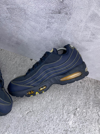 Nike Air Max 95 Michigan - buty sportowe, wewnętrzny panel prawego buta