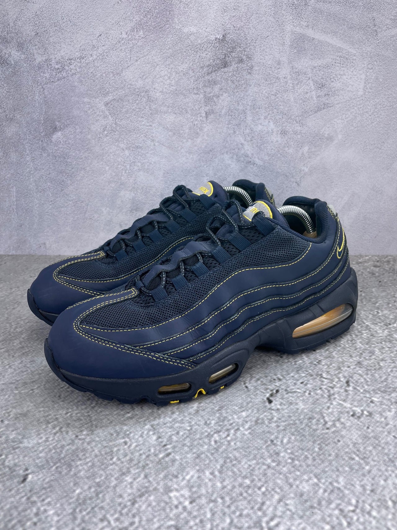 Nike Air Max 95 Michigan - buty sportowe, widok z boku na tle studyjnym
