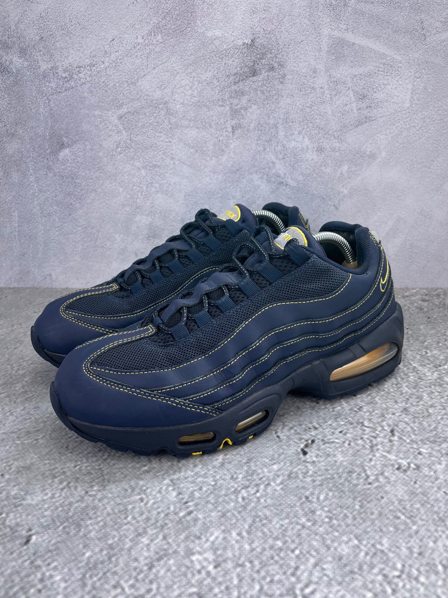 Nike Air Max 95 Michigan - buty sportowe, widok z boku na tle studyjnym