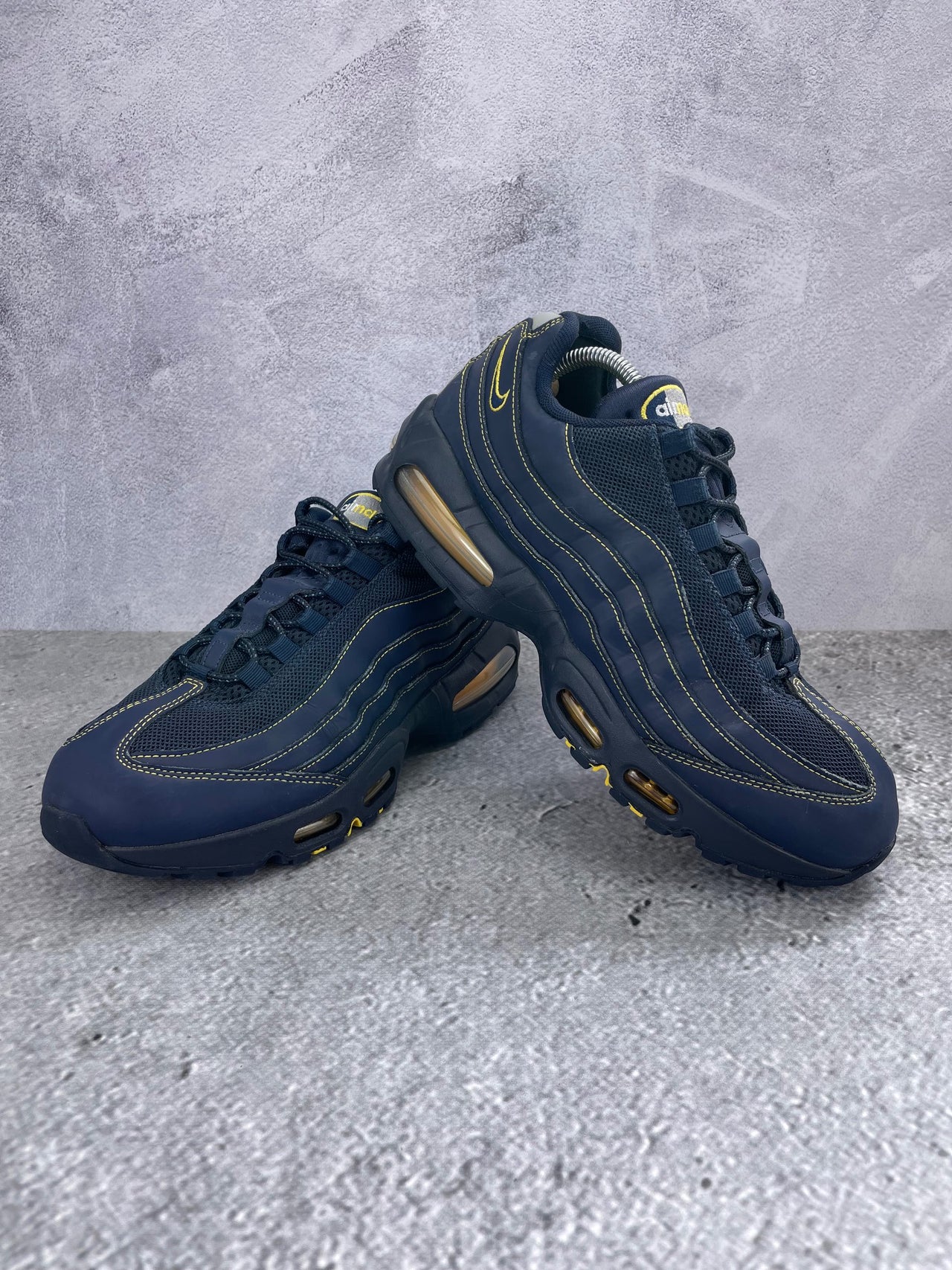 Nike Air Max 95 Michigan - buty sportowe, para butów, widok z boku na tle studyjnym