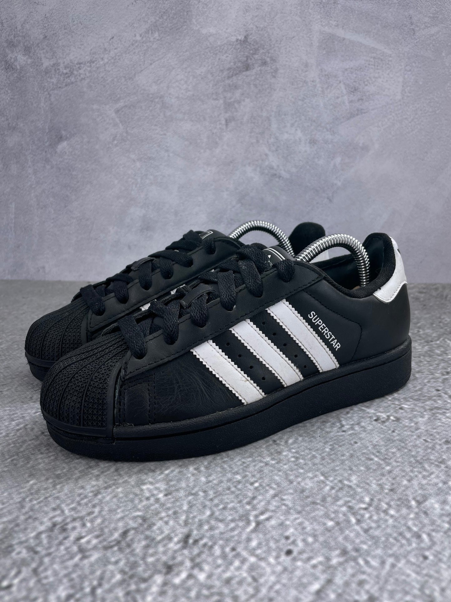 Adidas Superstar II Black White - buty sportowe, widok z boku na tle studyjnym