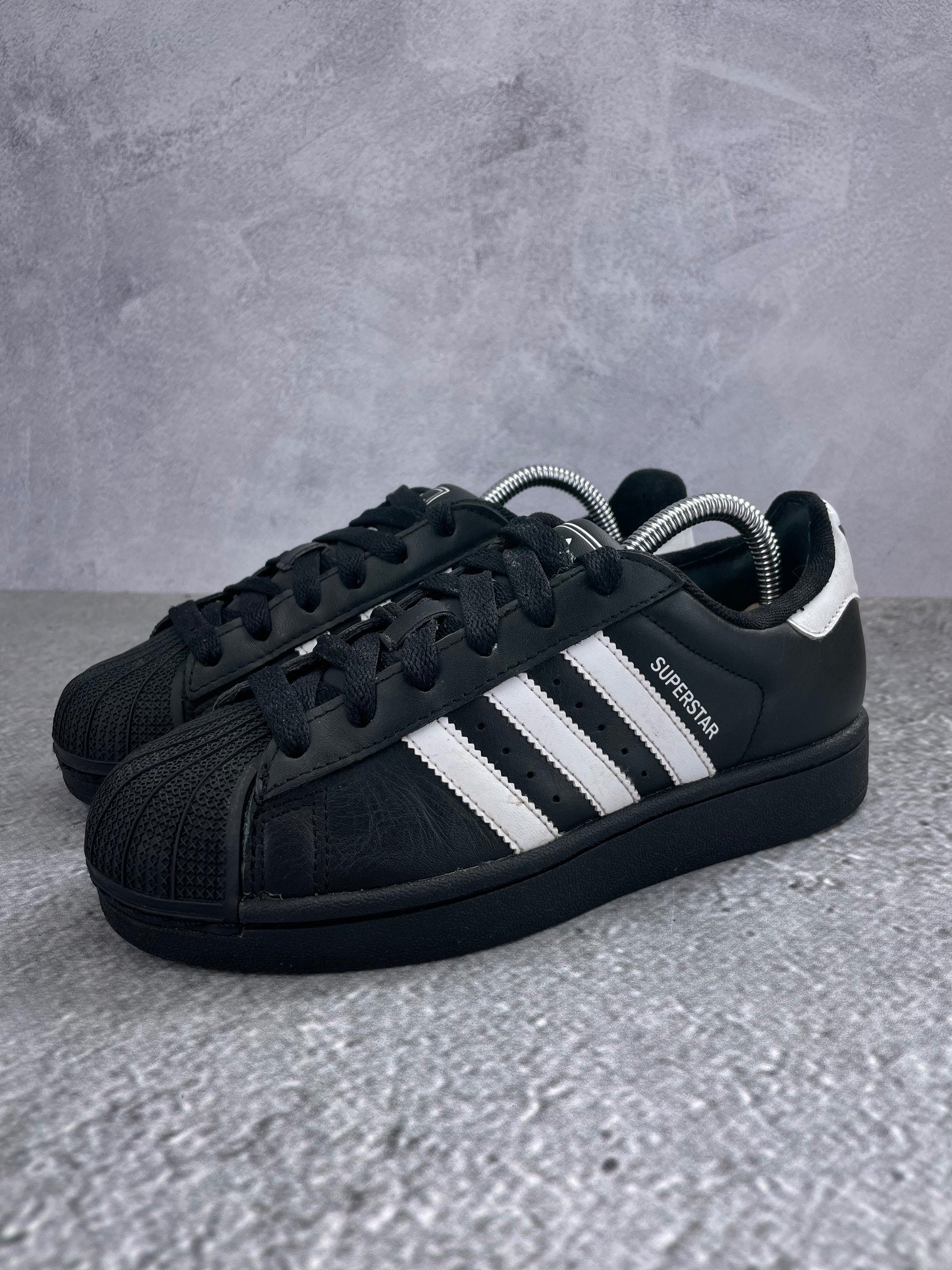 Adidas Superstar II Black White - buty sportowe, widok z boku na tle studyjnym