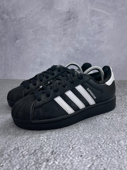 Adidas Superstar II Black White - buty sportowe, widok z boku na tle studyjnym