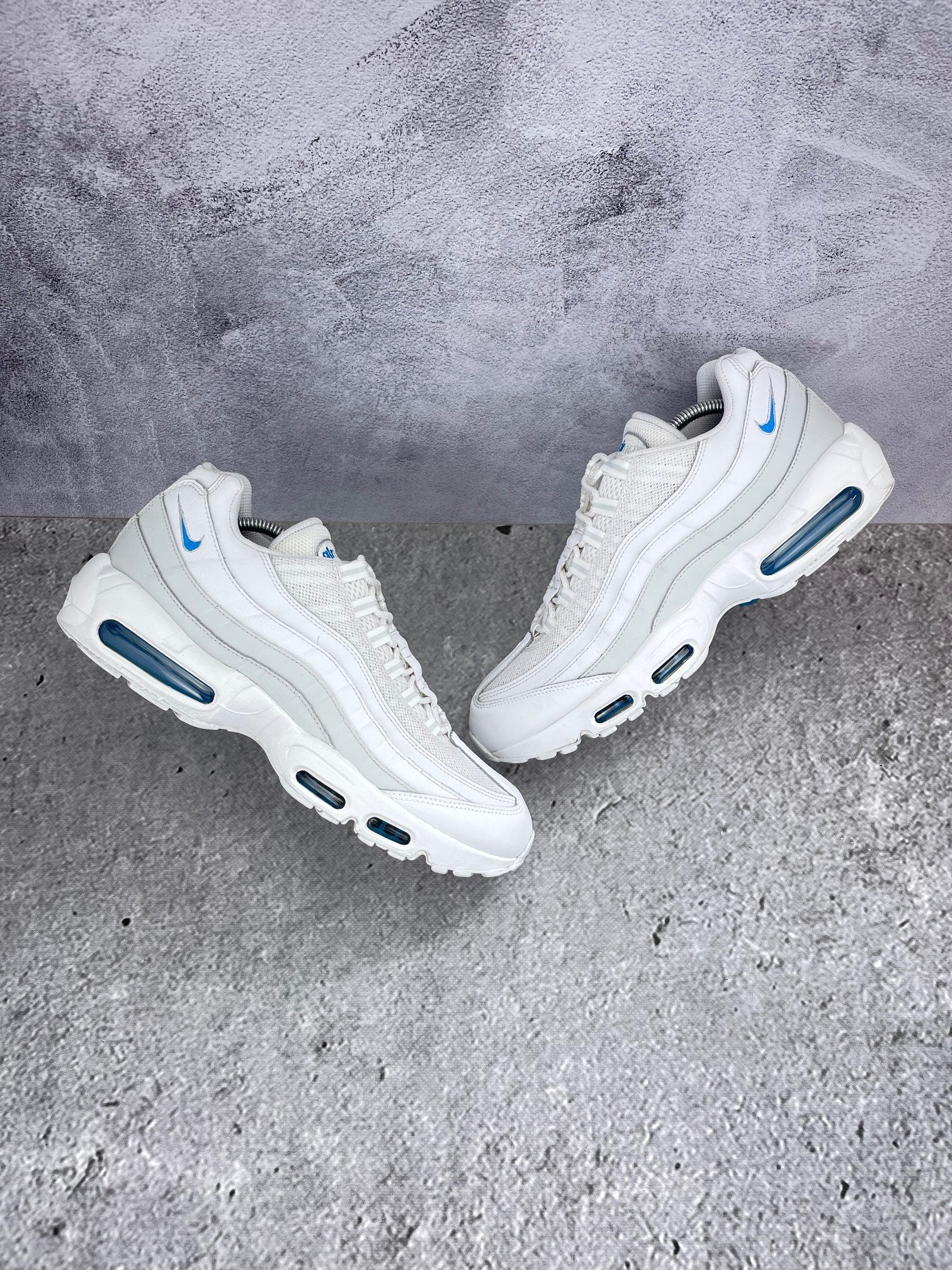 Nike Air Max 95 “Photon Dust / Photo Blue” Photon Dust / Photo Blue - buty sportowe, widok z góry na zewnętrzną stronę butów