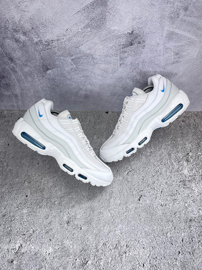 Nike Air Max 95 “Photon Dust / Photo Blue” Photon Dust / Photo Blue - buty sportowe, widok z góry na zewnętrzną stronę butów