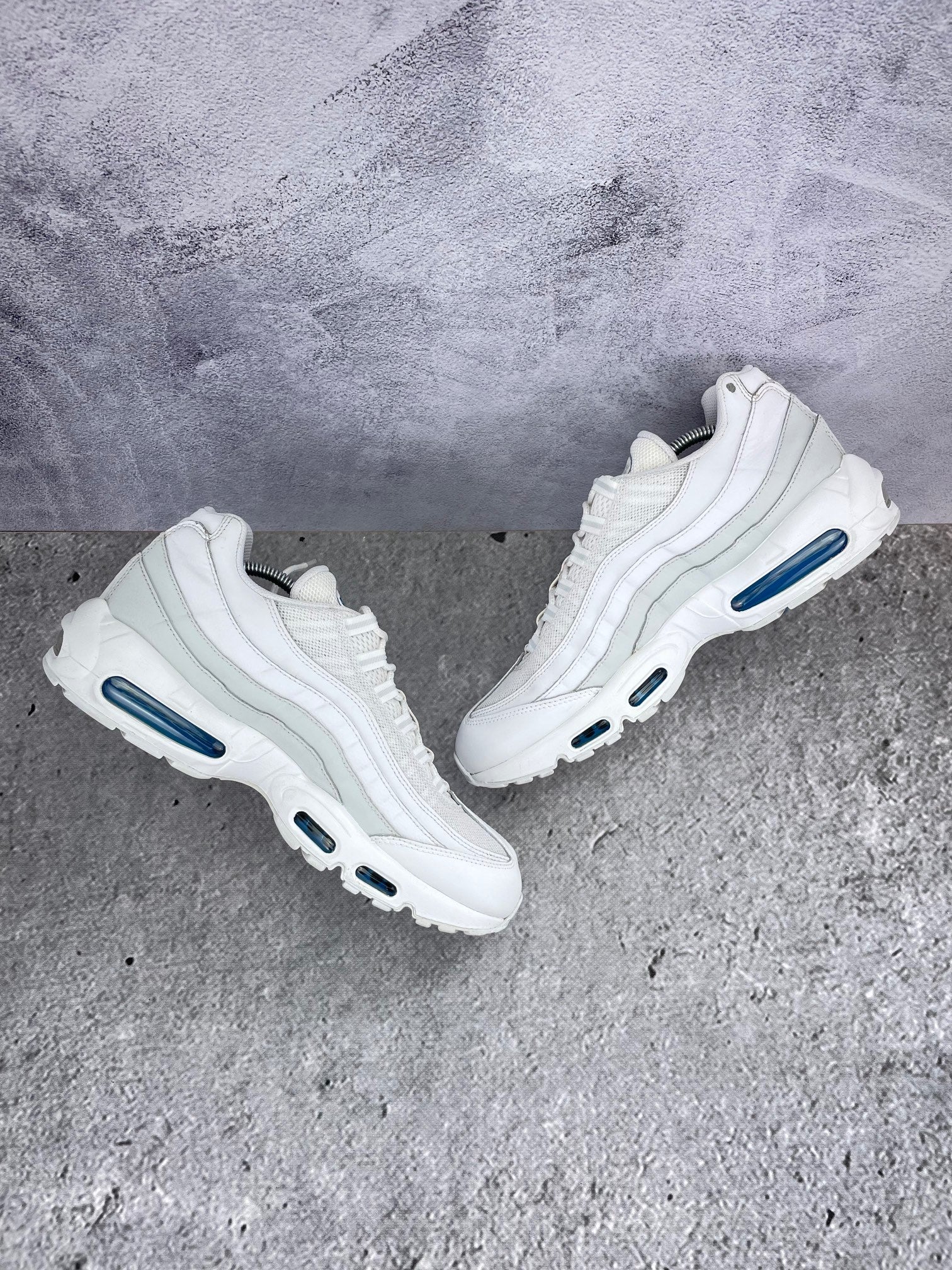 Nike Air Max 95 “Photon Dust / Photo Blue” Photon Dust / Photo Blue - buty sportowe, zewnętrzny panel prawego buta