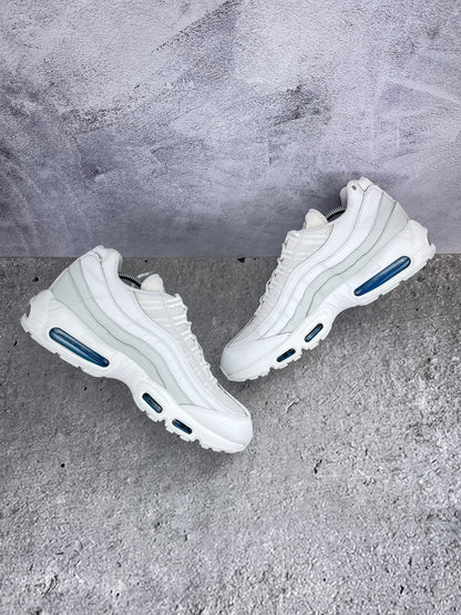 Nike Air Max 95 “Photon Dust / Photo Blue” Photon Dust / Photo Blue - buty sportowe, zewnętrzny panel prawego buta