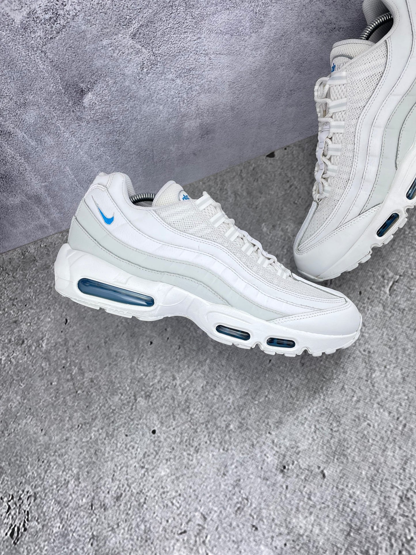 Nike Air Max 95 “Photon Dust / Photo Blue” Photon Dust / Photo Blue - buty sportowe, zewnętrzny panel lewego buta