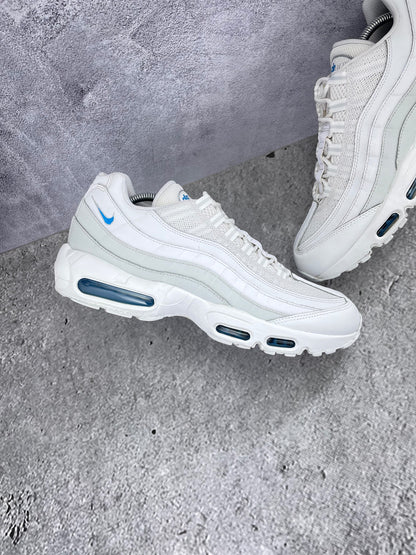 Nike Air Max 95 “Photon Dust / Photo Blue” Photon Dust / Photo Blue - buty sportowe, zewnętrzny panel lewego buta