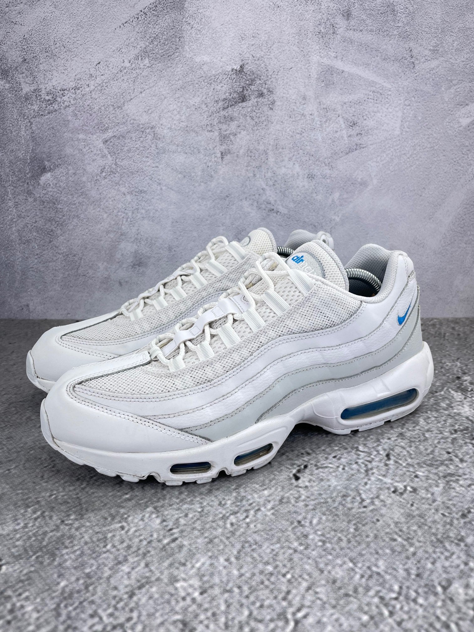 Nike Air Max 95 “Photon Dust / Photo Blue” Photon Dust / Photo Blue - buty sportowe, widok z boku na tle studyjnym